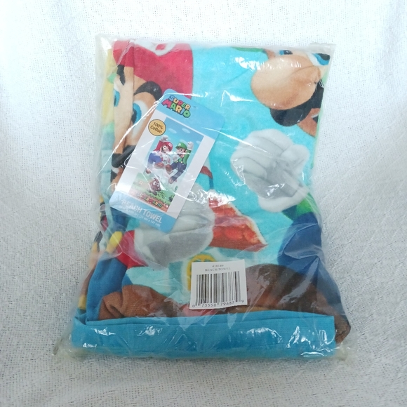Super Mario Beach Towel - Picture 3 of 3
